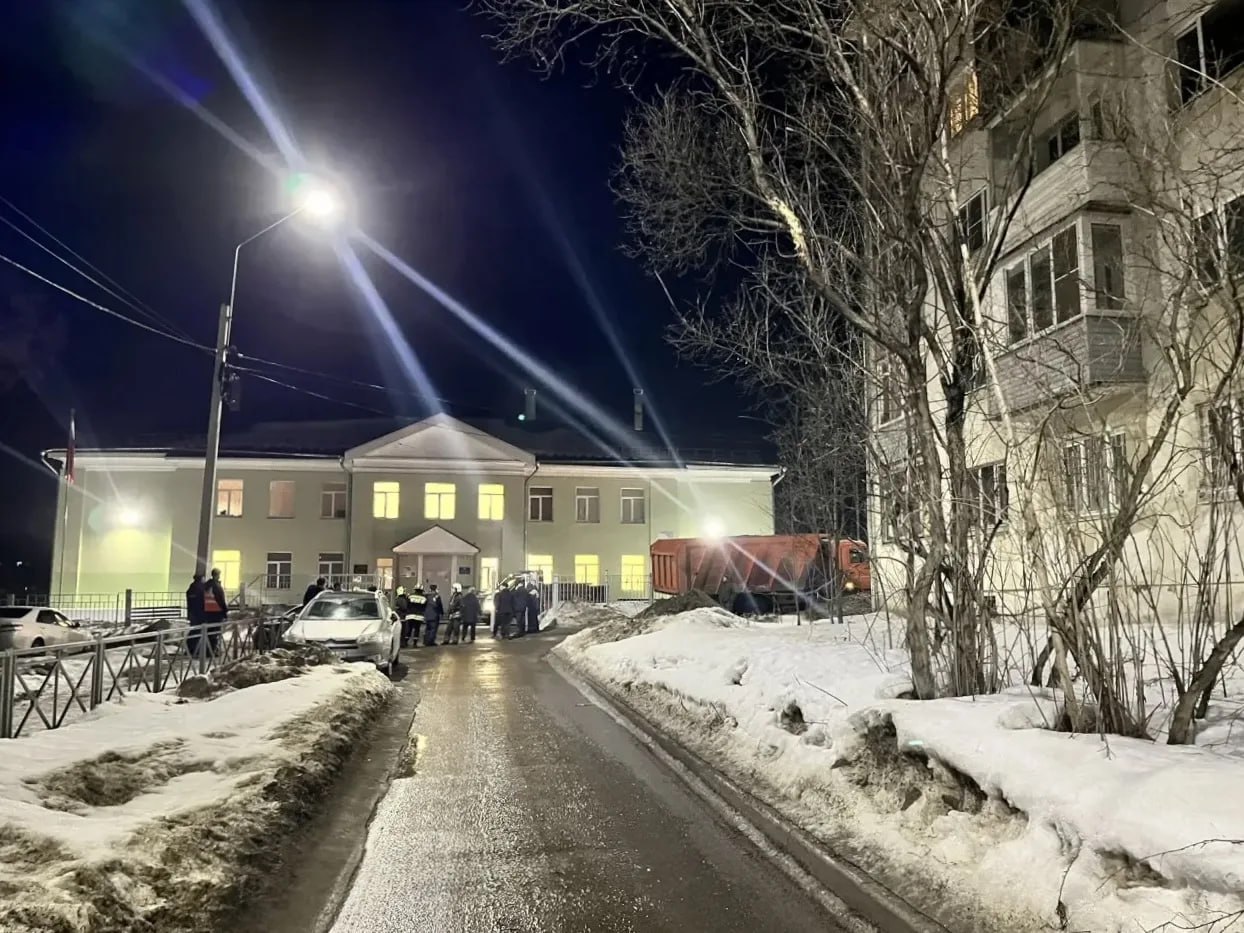 Обломки БПЛА обнаружили у гимназии №28 в Костроме, на них может находиться взрывчатое вещество, сообщил губернатор Сергей Ситников