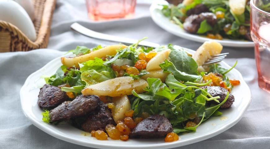Неповторимый теплый салат с куриной печенью и грушей