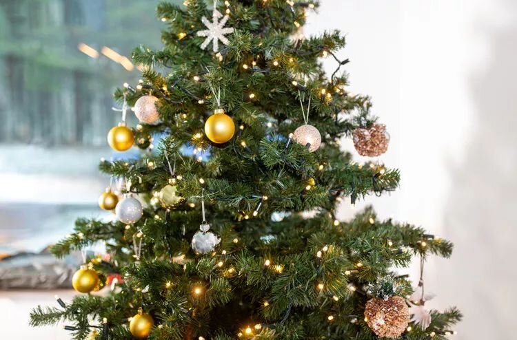 Как подготовить искусственную ёлку к праздникам: полезные советы