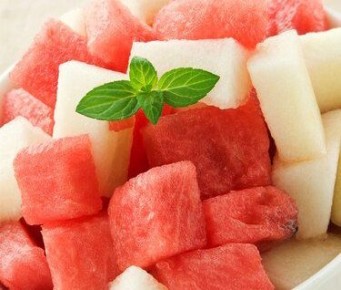 Сладкое наслаждение: дыня и арбуз в лаймовом сиропе