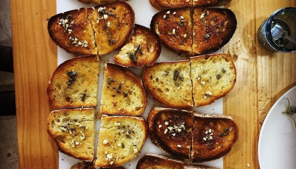 Ароматные чесночные гренки: идеальная закуска к первым блюдам