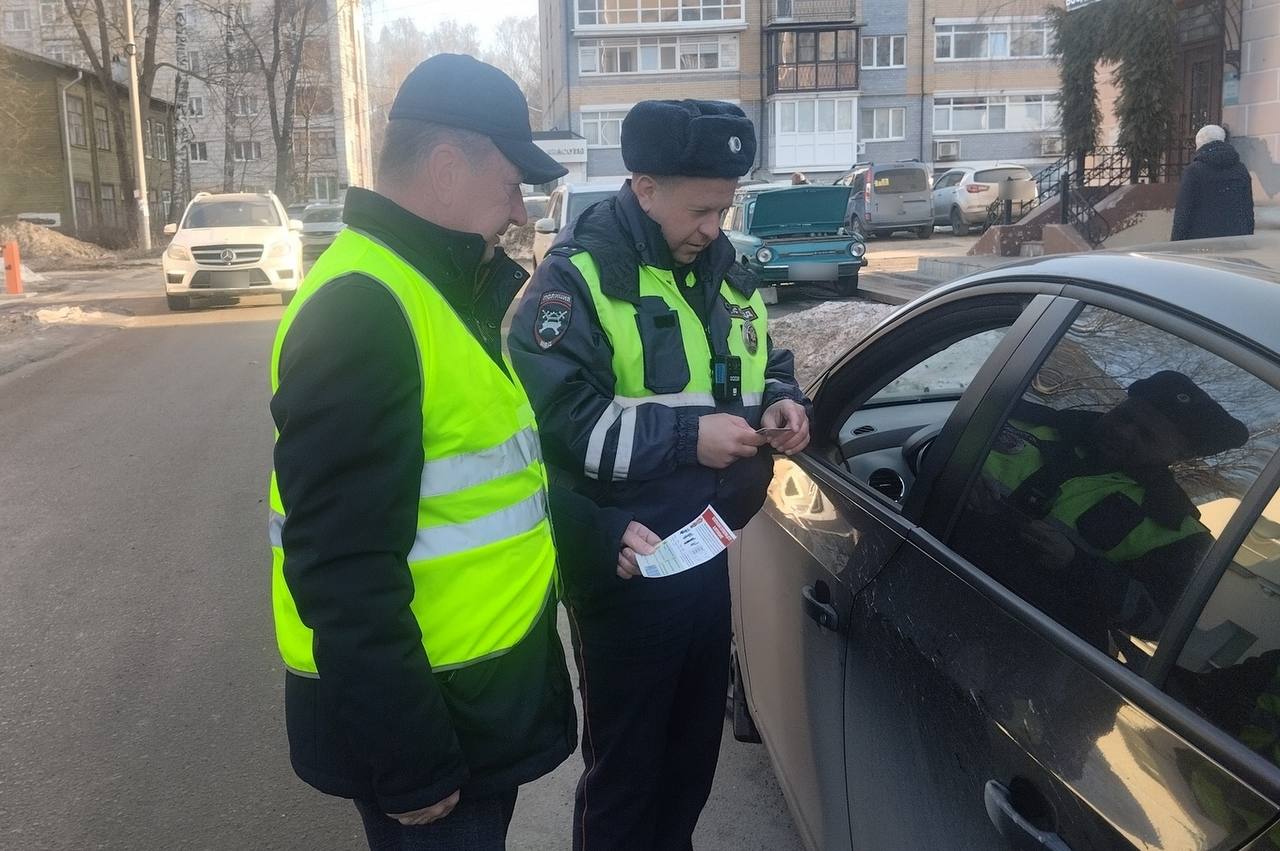 Костромские автоинспекторы и общественники проводят рейды, направленные на пресечение нарушений правил перевозки детей