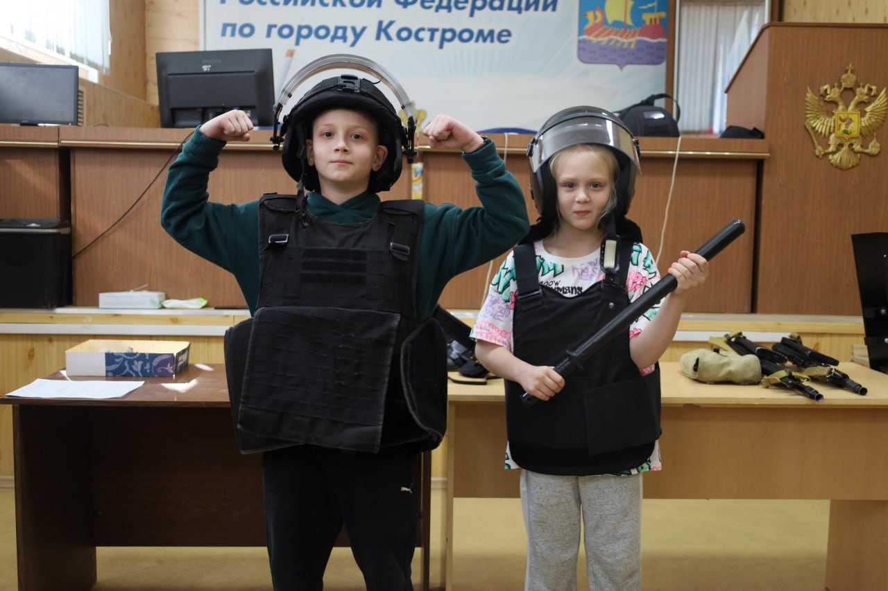 В областном центре полицейские провели открытый урок безопасности для младших школьников В областном центре полицейские провели открытый урок безопасности для младших школьников