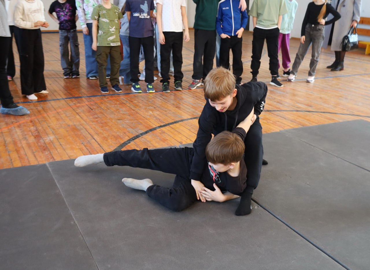 В областном центре полицейские провели открытый урок безопасности для младших школьников В областном центре полицейские провели открытый урок безопасности для младших школьников