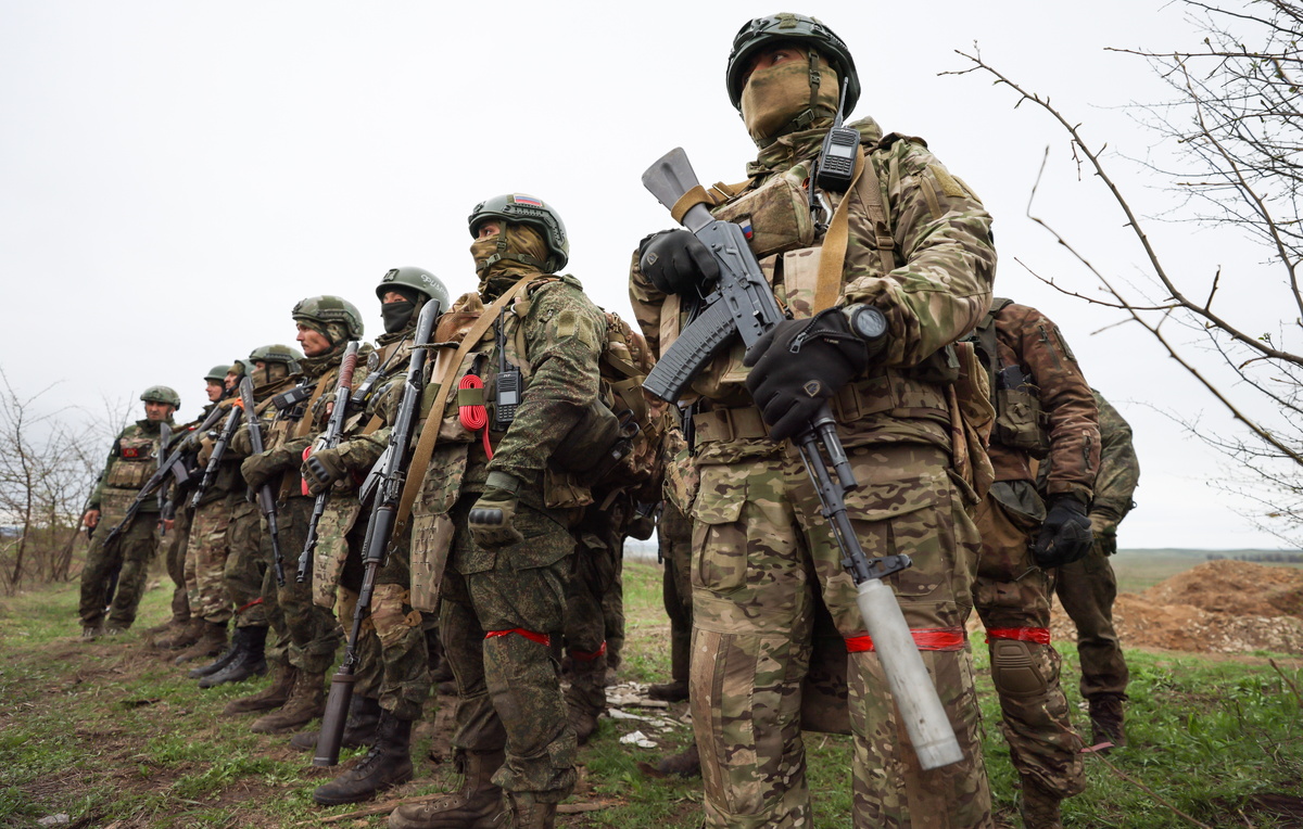 Путин отменил выдворение иностранцев, служивших в армии России