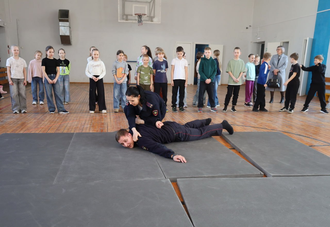 В областном центре полицейские провели открытый урок безопасности для младших школьников В областном центре полицейские провели открытый урок безопасности для младших школьников