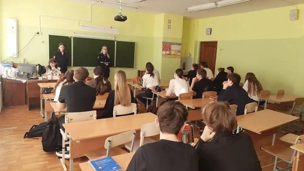 В Костроме полицейские учат старшеклассников безопасному поведению в сети Интернет