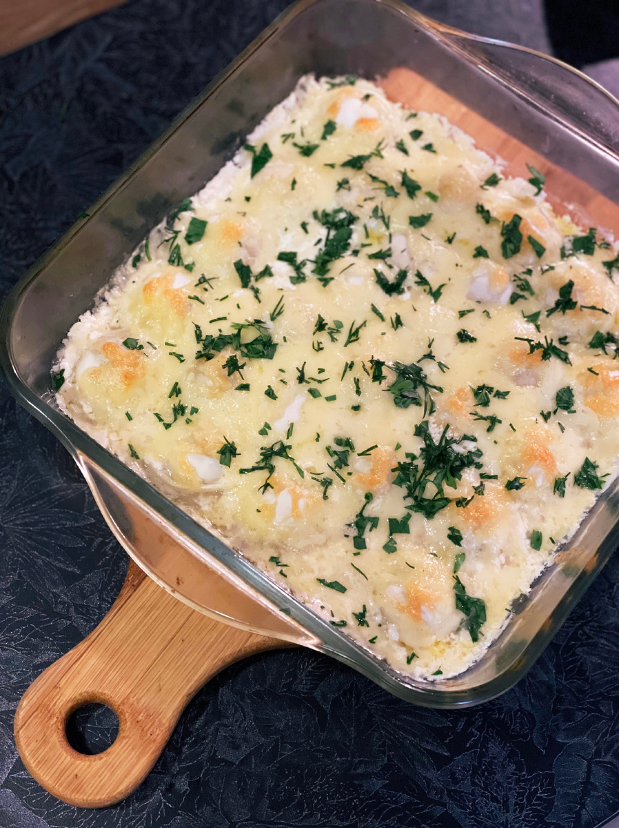 Новый взгляд на пельмени: запеченные в сметанном соусе с сыром