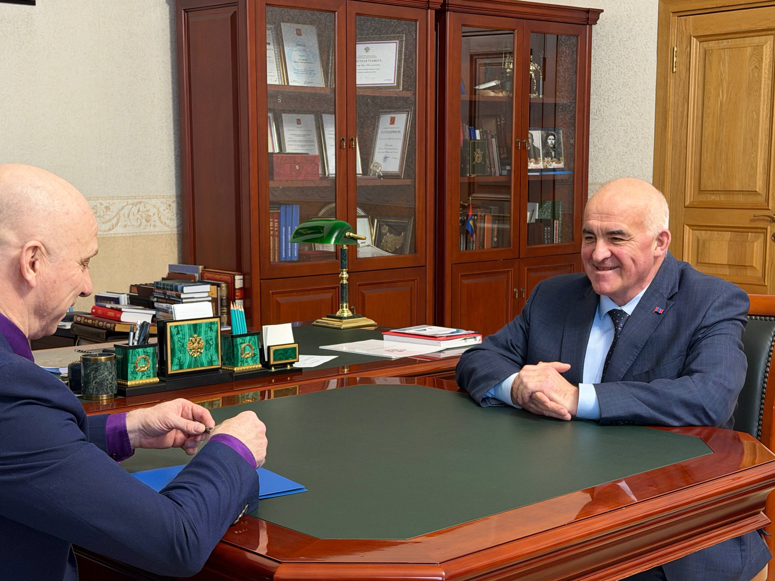 #КомандаСитникова. Губернатор Сергей Ситников провёл рабочую встречу с председателем объединённой Среднеазиатской общины Сергеем Хусаиновым