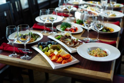 Как накрыть новогодний стол, чтобы угодить Огненной Лошади