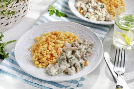 Курочка в сметанном соусе с птитимом: яркий ужин за 30 минут