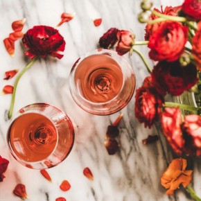 Весенний гид по вину: какие сорта выбираем в теплые дни