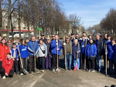 В Костромской области дан старт весенним субботникам – и первой на уборку вышла «Единая Россия»
