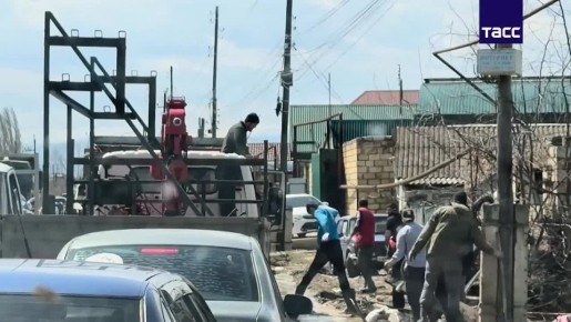 Волонтеры из соседних сел и ближайших регионов помогают справиться с последствиями стихии жителям села Мамедкала Дербентского района Дагестана, наиболее пострадавшего после прорыва Геджухской плотины, передает корреспондент...