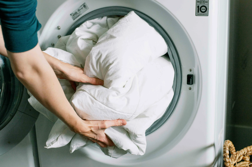 Как эффективно стирать большие одеяла: простые советы и альтернативы стирке в машине