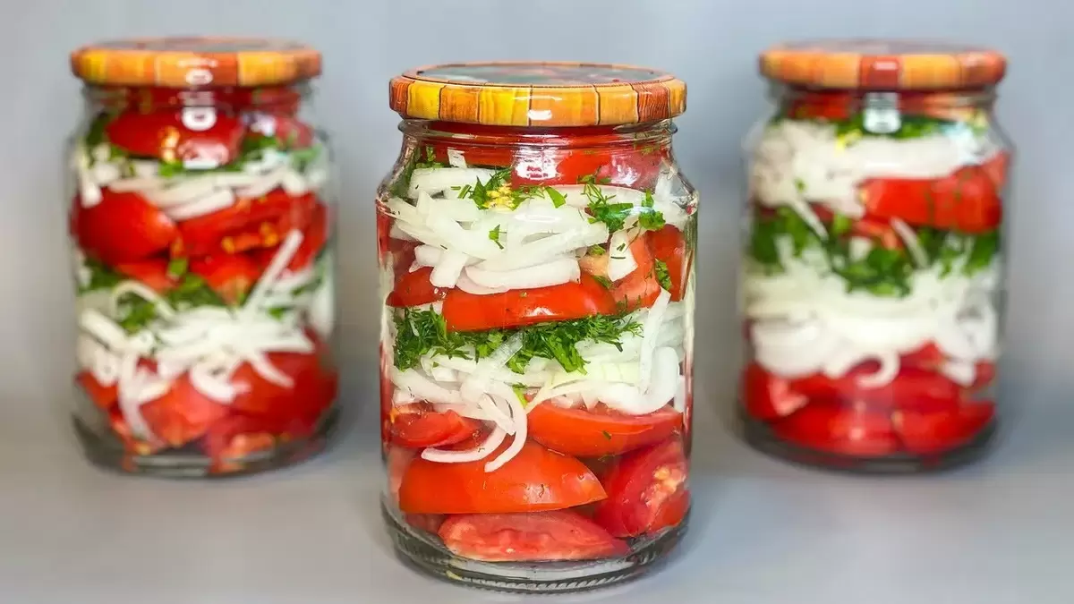 Салат из помидоров с чесноком и зеленью на зиму: секреты домашнего угощения