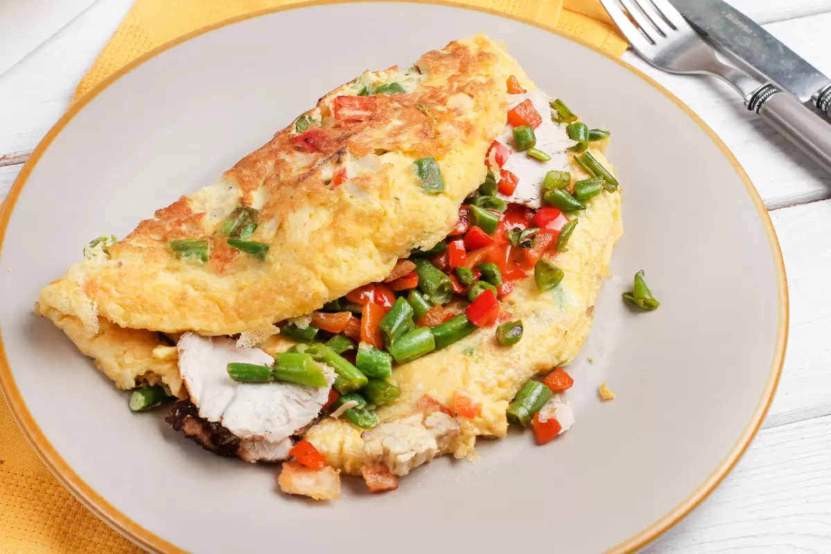 Сытный омлет с копченой индейкой и овощами: мастерство приготовления