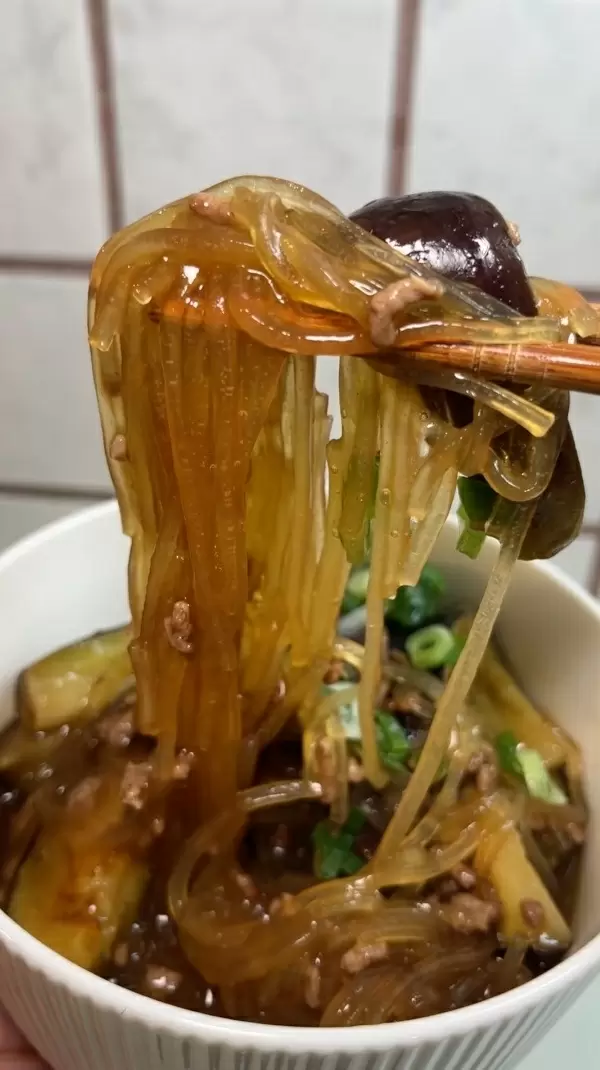 Стеклянная лапша с баклажанами и мясом