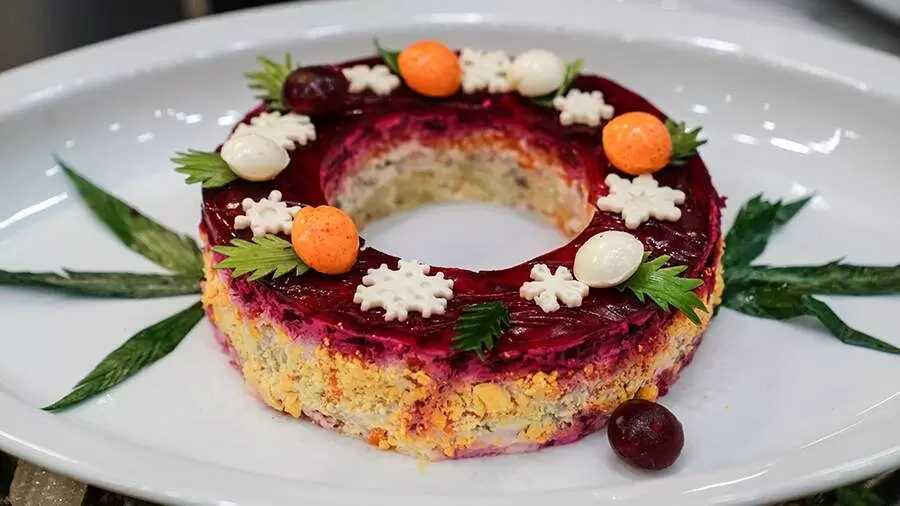 Гастроэнтеролог объясняет пользу селедки под шубой и как сохранить легкость блюда