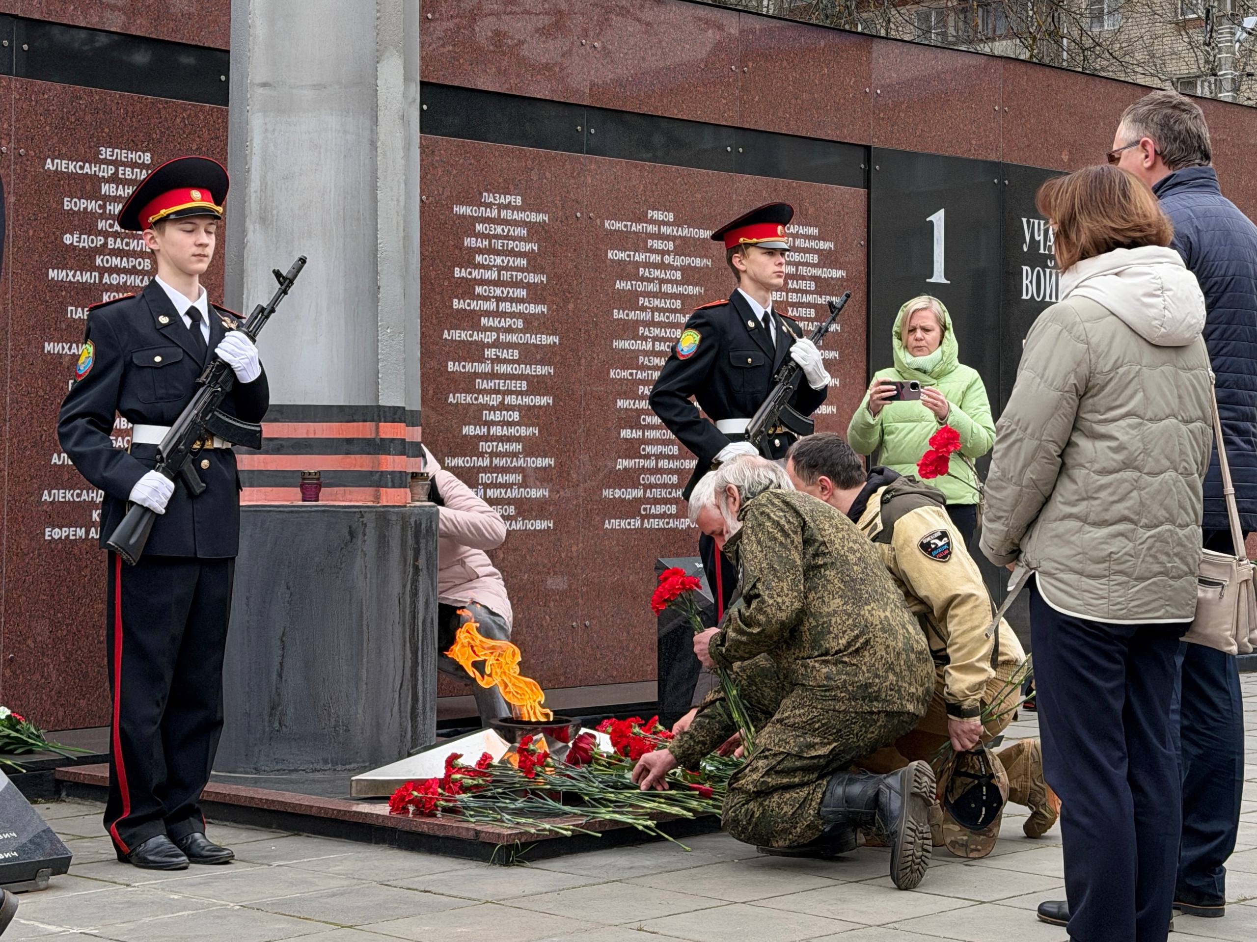 #КомандаСитникова. Губернатор Сергей Ситников и секретарь регионального отделения партии «Единая Россия» Алексей Анохин возложили цветы к Обелиску Победы в Солдатском лесу Волгореченска #КомандаСитникова. Губернатор Сергей Ситников и секретарь регионального отделения партии «Единая Россия» Алексей Анохин возложили цветы к Обелиску Победы в Солдатском лесу Волгореченска