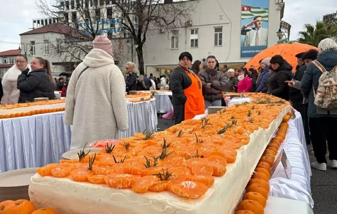 Фестиваль мандаринов: гигантский торт в Сухуме удивляет гостей