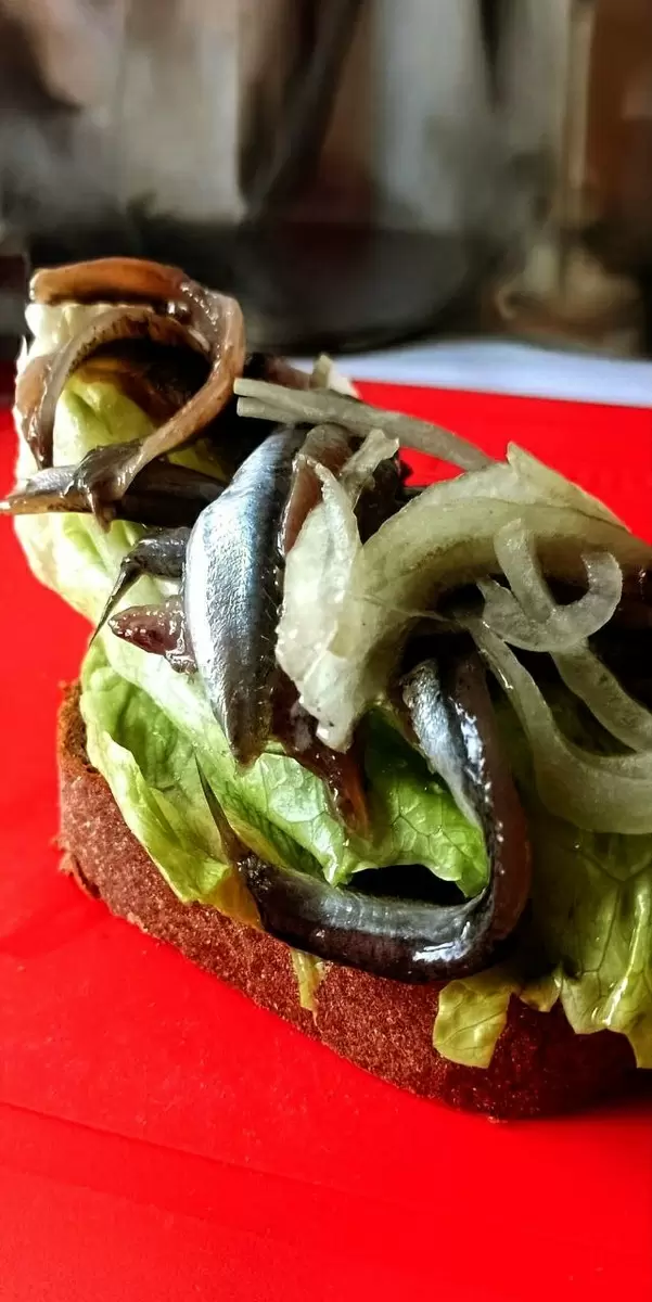 Закусочный бутерброд с Черноморской Хамсой и овощами