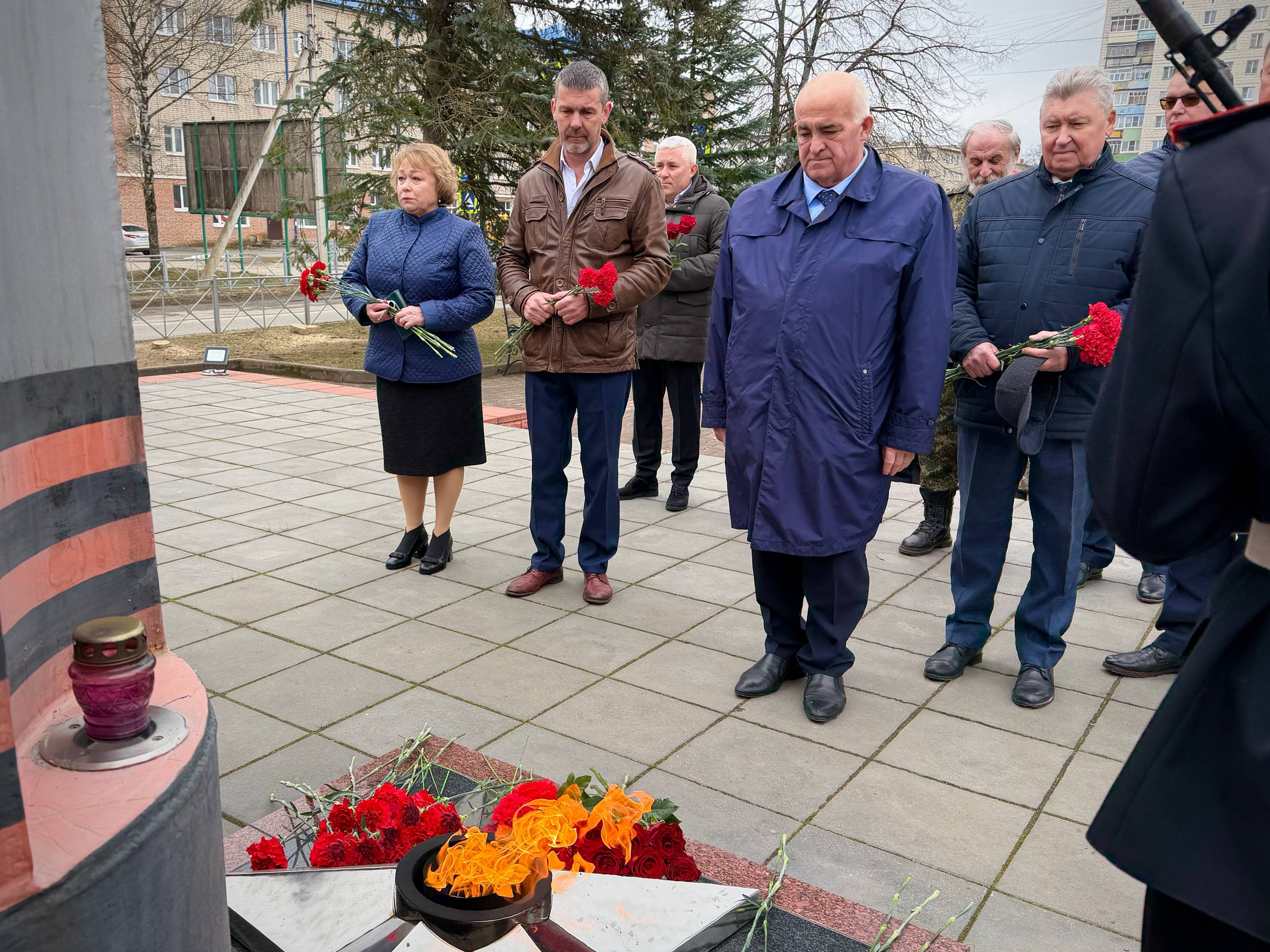 #КомандаСитникова. Губернатор Сергей Ситников и секретарь регионального отделения партии «Единая Россия» Алексей Анохин возложили цветы к Обелиску Победы в Солдатском лесу Волгореченска #КомандаСитникова. Губернатор Сергей Ситников и секретарь регионального отделения партии «Единая Россия» Алексей Анохин возложили цветы к Обелиску Победы в Солдатском лесу Волгореченска