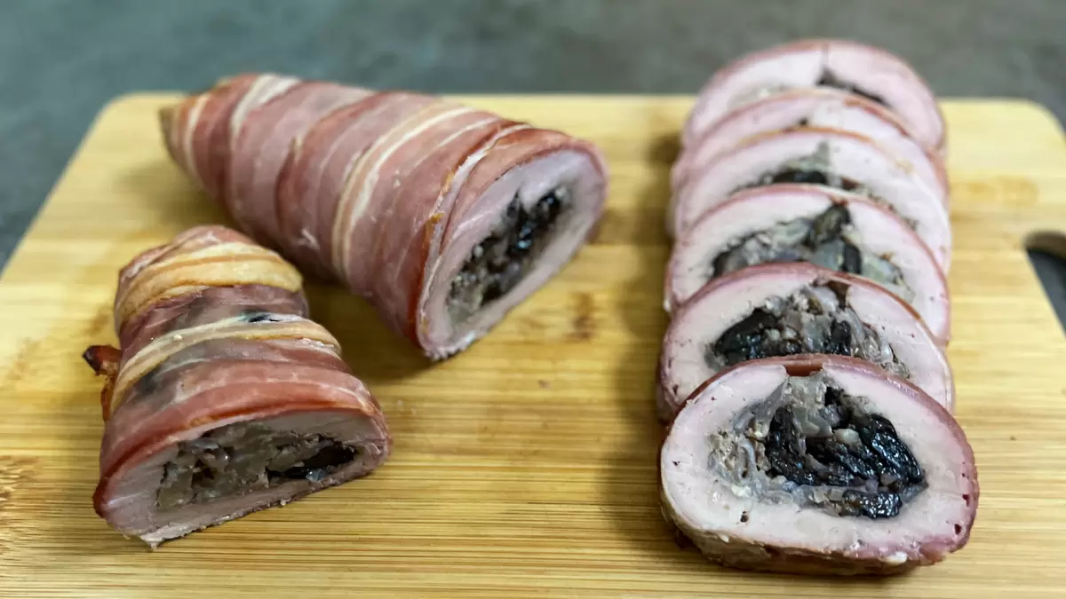 Праздничное угощение: рулет из свиной вырезки с неповторимым ароматом чернослива