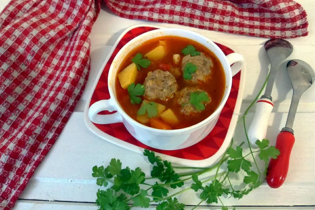 Суп-лечо с фрикадельками: быстро, вкусно и полезно