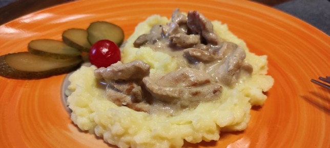 Свинина по-строгановски: бюджетный вариант известного блюда