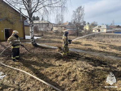 Несвоевременная очистка дымохода стала причиной возгорания сухой травы в г. Солигалич