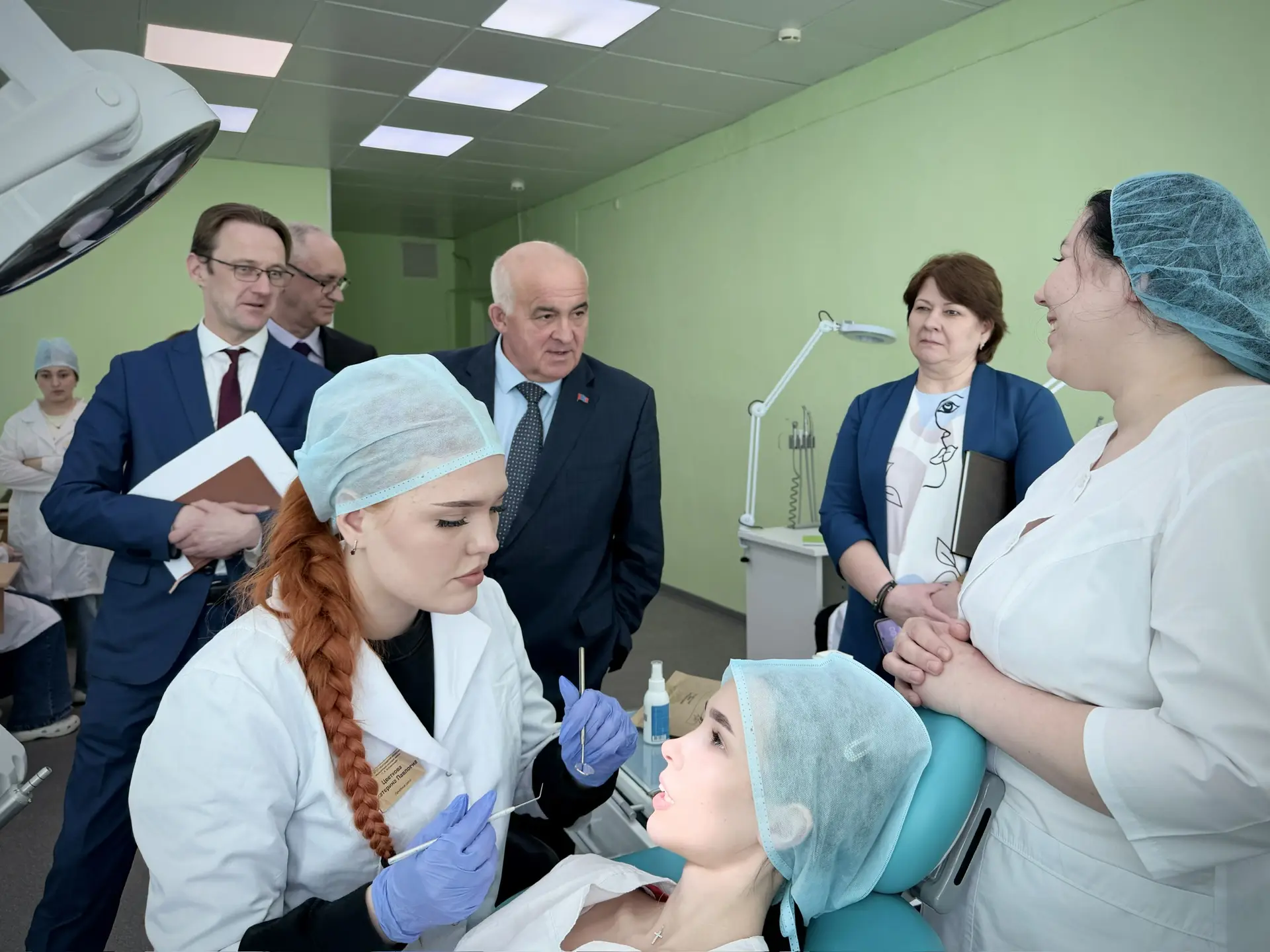 «У молодёжи глаза горят, приятно посмотреть», — губернатор Сергей Ситников встретился с будущими фельдшерами-стоматологами в областной стоматологической поликлинике