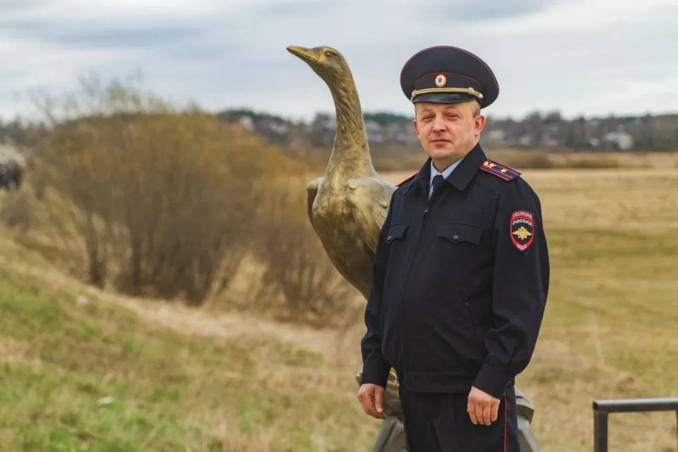 Друзья, сегодня в рамках рубрики #ПолицияоКостроме предлагаем отправиться в г. Кологрив, который носит имя настоящей "гусиной столицы" России, и где в эти дни можно наблюдать настоящее чудо природы! Друзья, сегодня в рамках рубрики #ПолицияоКостроме предлагаем отправиться в г. Кологрив, который носит имя настоящей "гусиной столицы" России, и где в эти дни можно наблюдать настоящее чудо природы!
