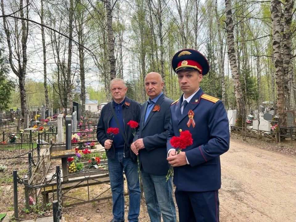 Сотрудники СУ СК России по Костромской области посетили места захоронений фронтовиков Великой Отечественной войны Сотрудники СУ СК России по Костромской области посетили места захоронений фронтовиков Великой Отечественной войны
