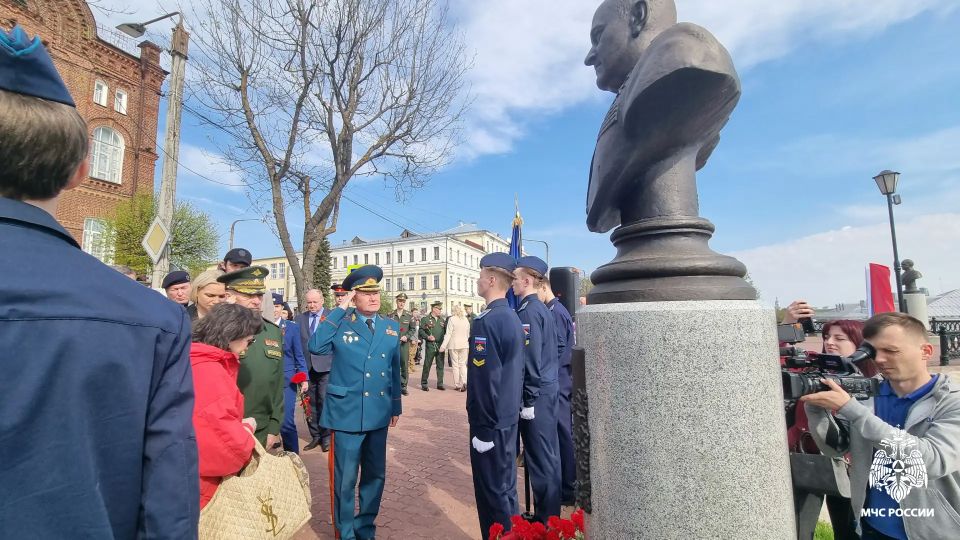 Начальник Главного управления принял участие в торжественном мероприятии присвоения имени генерала Кириллова Клубу Юных Летчиков, Космонавтов и Десантников Начальник Главного управления принял участие в торжественном мероприятии присвоения имени генерала Кириллова Клубу Юных Летчиков, Космонавтов и Десантников