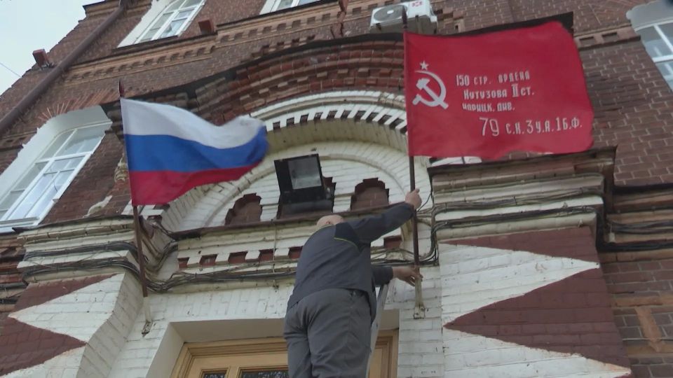 На зданиях органов власти в Костроме подняли копии Знамени Победы