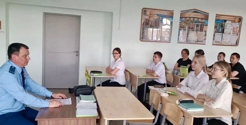 В рамках патриотического воспитания подрастающего поколения прокурор Вохомского района Андрей Демаков провел урок правовой грамотности для учеников 8 класса МОУ «Вохомская СОШ»