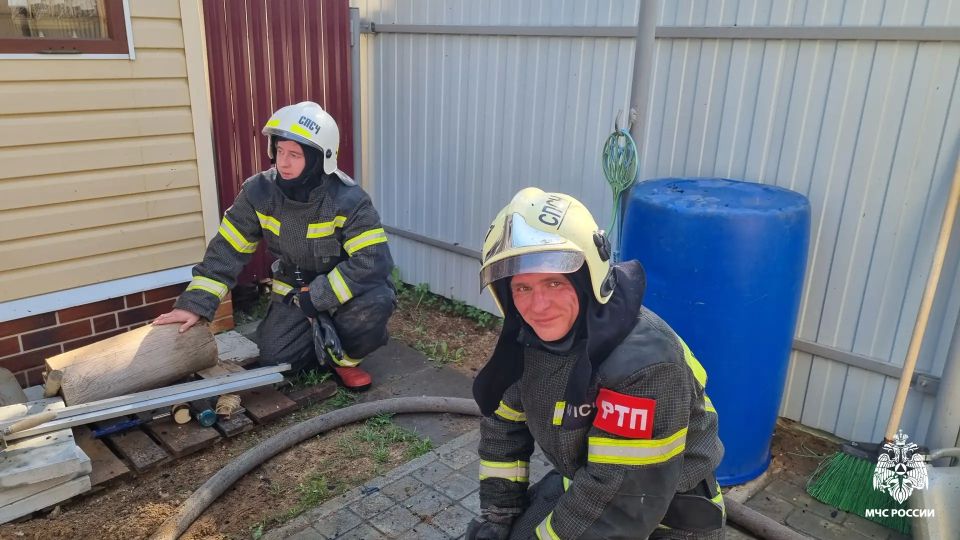 Под палящим солнцем…. 30-градусная температура воздуха плюс жар от пламени создали в районе возгорания адское пекло Под палящим солнцем…. 30-градусная температура воздуха плюс жар от пламени создали в районе возгорания адское пекло
