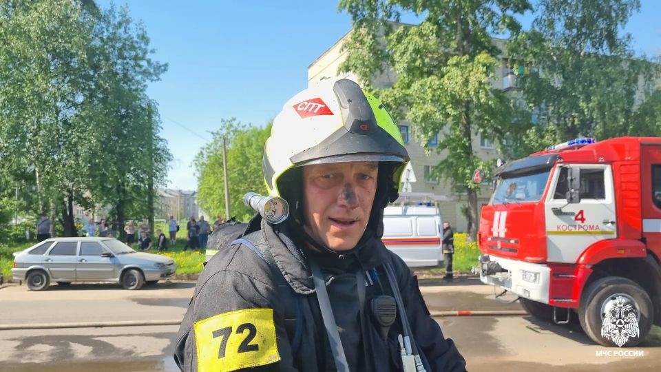 Под палящим солнцем…. 30-градусная температура воздуха плюс жар от пламени создали в районе возгорания адское пекло Под палящим солнцем…. 30-градусная температура воздуха плюс жар от пламени создали в районе возгорания адское пекло