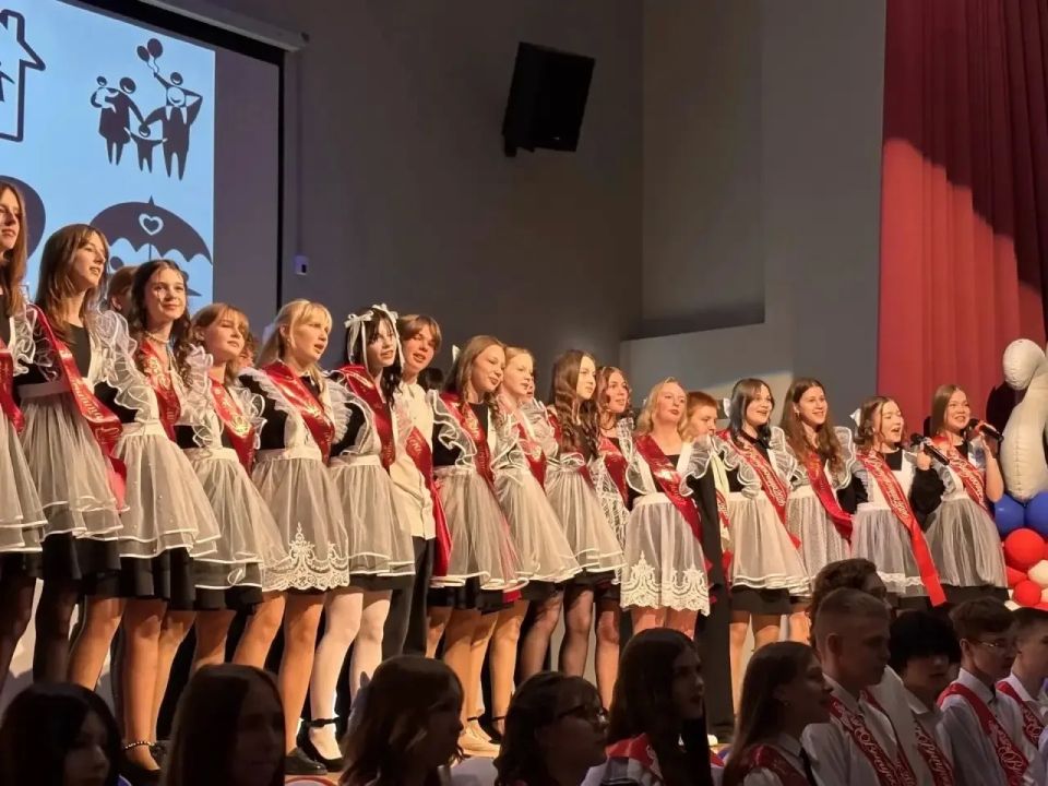 Сегодня в школах Костромской области прозвенели последние звонки Сегодня в школах Костромской области прозвенели последние звонки