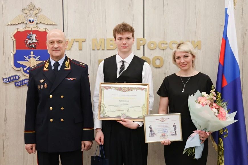 Владимир Колокольцев наградил юных граждан за содействие полиции в предотвращении и раскрытии преступлений Владимир Колокольцев наградил юных граждан за содействие полиции в предотвращении и раскрытии преступлений