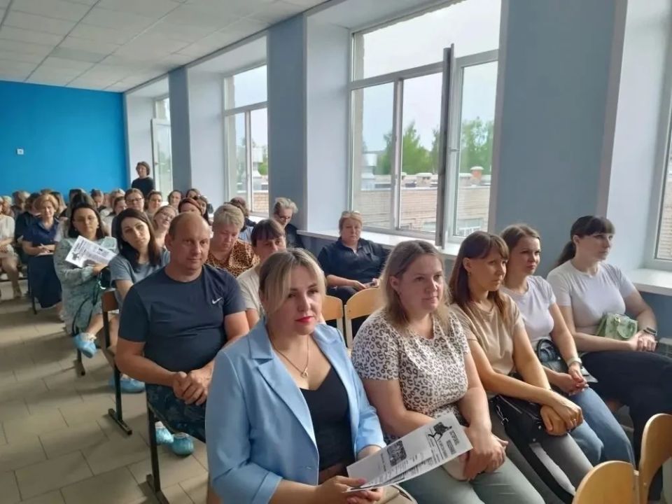 В преддверии Дня защиты детей старший помощник Буйского межрайонного прокурора Алексей Румянцев встретился с родителями в ходе конференции «Безопасное лето», организованной МОУ СОШ № 13 им. Р.А. Наумова г. Буя В преддверии Дня защиты детей старший помощник Буйского межрайонного прокурора Алексей Румянцев встретился с родителями в ходе конференции «Безопасное лето», организованной МОУ СОШ № 13 им. Р.А. Наумова г. Буя