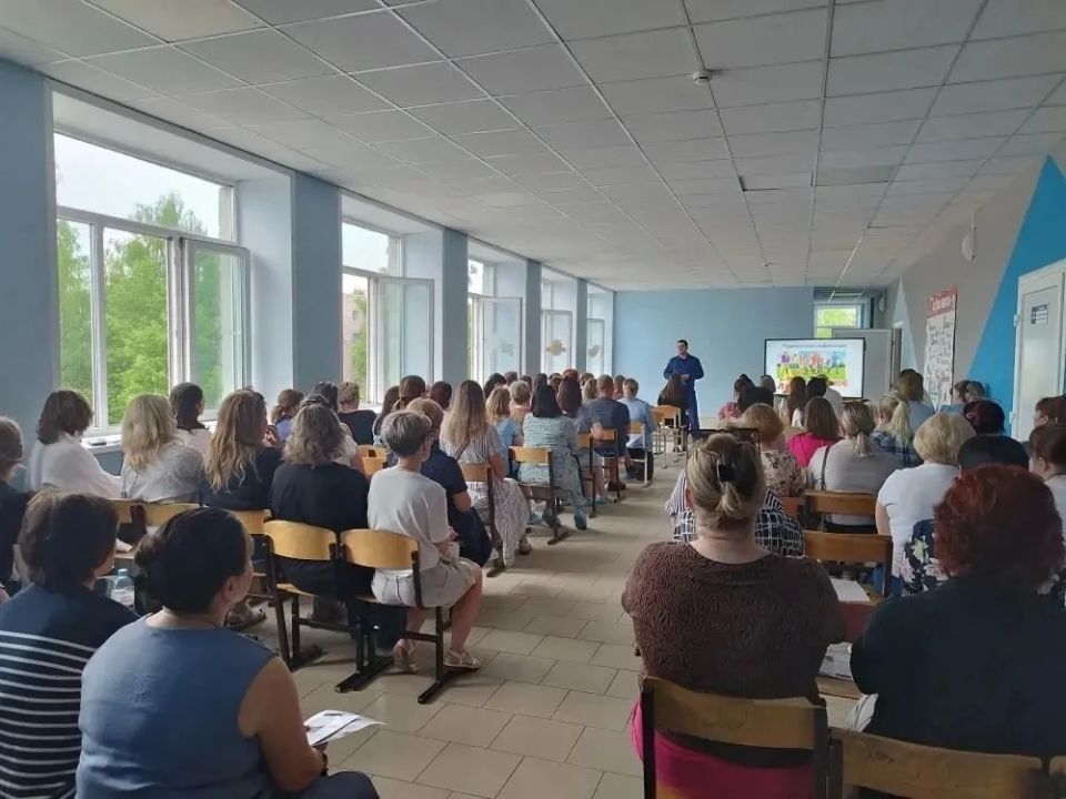 В преддверии Дня защиты детей старший помощник Буйского межрайонного прокурора Алексей Румянцев встретился с родителями в ходе конференции «Безопасное лето», организованной МОУ СОШ № 13 им. Р.А. Наумова г. Буя В преддверии Дня защиты детей старший помощник Буйского межрайонного прокурора Алексей Румянцев встретился с родителями в ходе конференции «Безопасное лето», организованной МОУ СОШ № 13 им. Р.А. Наумова г. Буя