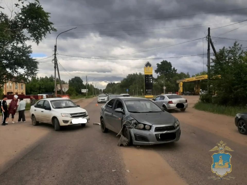 В Шарье два водителя не поделили дорогу: пострадали дети В Шарье два водителя не поделили дорогу: пострадали дети