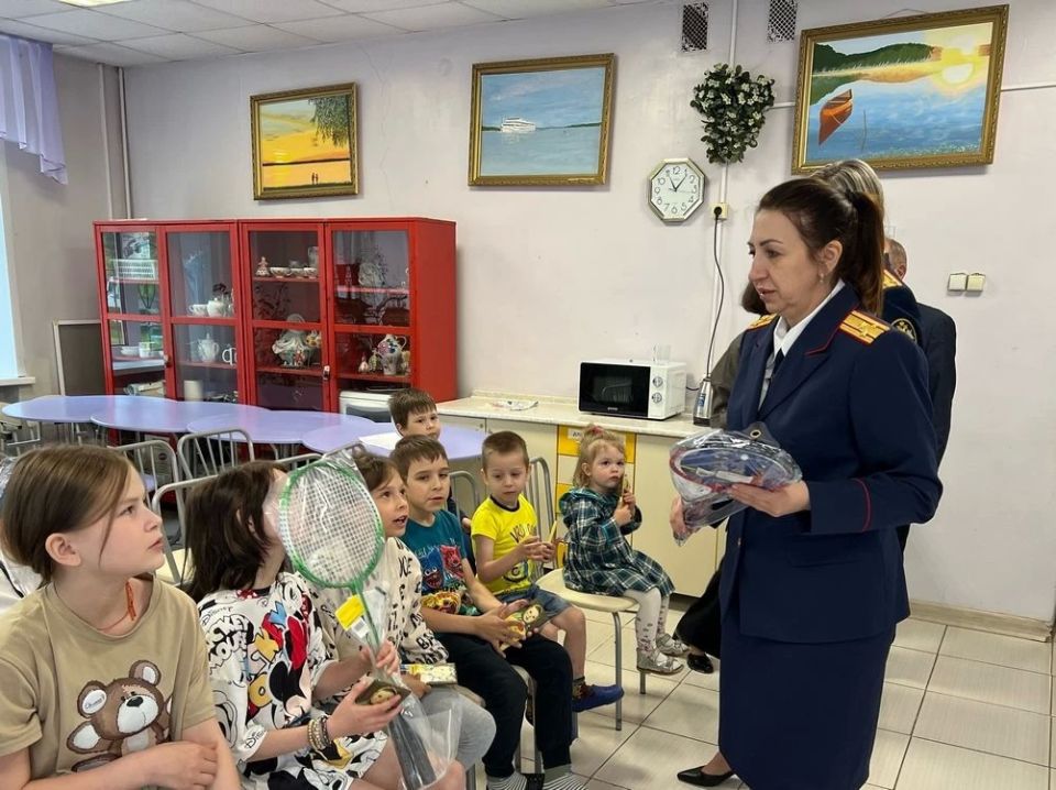В Международный день защиты детей сотрудники следственного управления СК России по Костромской области навестили воспитанников подшефного детского центра «Родничок» В Международный день защиты детей сотрудники следственного управления СК России по Костромской области навестили воспитанников подшефного детского центра «Родничок»