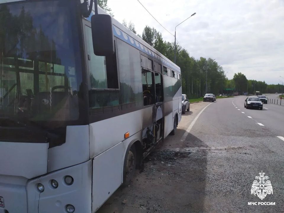 #ВестиСдорог. И вновь возгорание транспортного средства во время движения В 07:08 в МЧС России поступило сообщение о возгорании во время движения рейсового автобуса на улице Магистральной в Костроме #ВестиСдорог. И вновь возгорание транспортного средства во время движения В 07:08 в МЧС России поступило сообщение о возгорании во время движения рейсового автобуса на улице Магистральной в Костроме