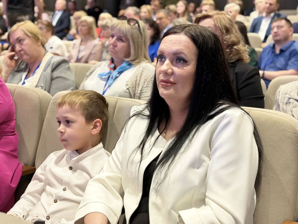 «Спасибо за то, что честно выполняете свой служебный и гражданский долг», – губернатор Сергей Ситников поблагодарил однопартийцев на пленарном заседании отчётно-программного форума регионального отделения партии «Единая... «Спасибо за то, что честно выполняете свой служебный и гражданский долг», – губернатор Сергей Ситников поблагодарил однопартийцев на пленарном заседании отчётно-программного форума регионального отделения партии «Единая...