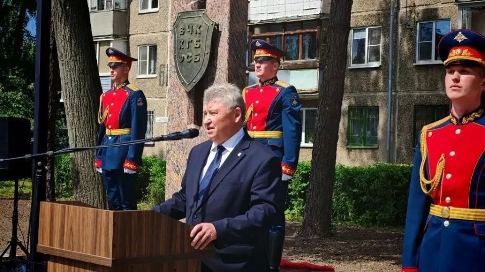 В Костроме открыли новый сквер «Щит и меч» В Костроме открыли новый сквер «Щит и меч»