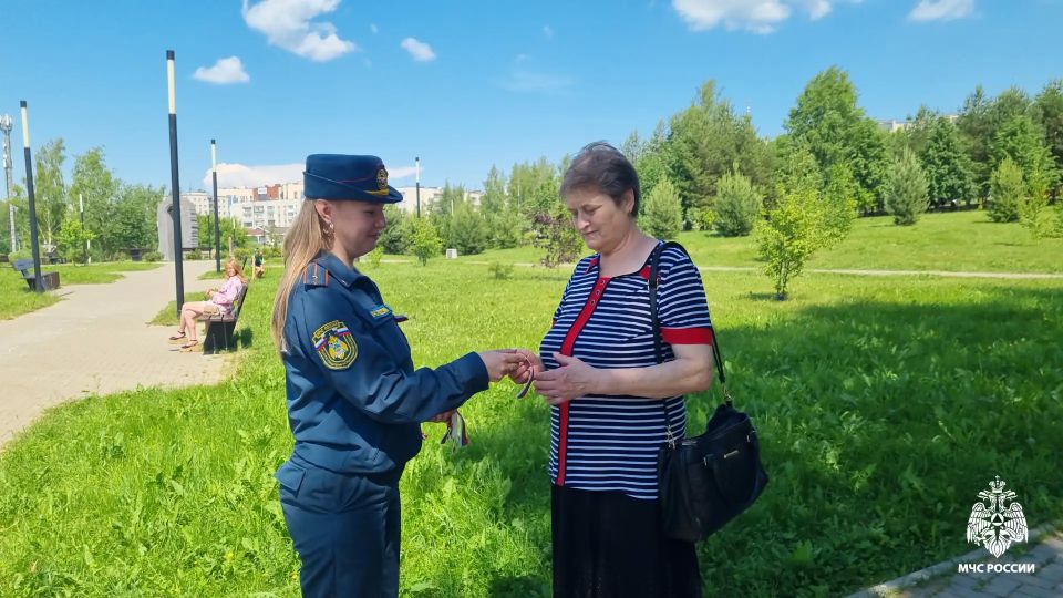 В преддверии Дня России сотрудники Молодежного совета МЧС России вручили кострoмичам бело-сине-красные ленты В преддверии Дня России сотрудники Молодежного совета МЧС России вручили кострoмичам бело-сине-красные ленты
