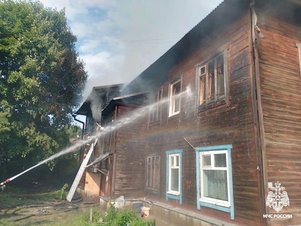 Кадры тушения пожара на улице Лавровской в Костроме Кадры тушения пожара на улице Лавровской в Костроме